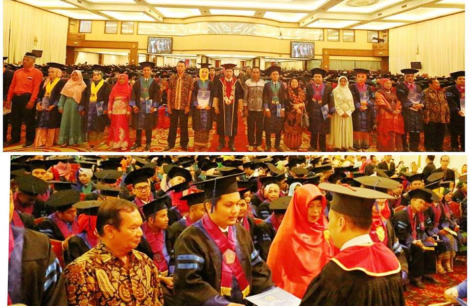 Rektor UMSU menyerahkan sertifikat penghargaan kepada 5 lulusan terbaik Pascasarjana UMSU